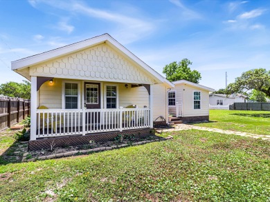 Lake House 2 bed 1 bath, huge yard, screened porch with ceiling fans, near the boat ramp, , on  in Texas - Lakehouse Vacation Rental - Lake Home for rent on LakeHouseVacations.com