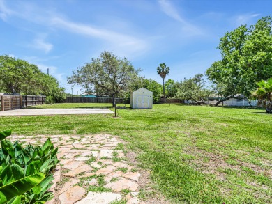 Lake House 2 bed 1 bath, huge yard, screened porch with ceiling fans, near the boat ramp, , on  in Texas - Lakehouse Vacation Rental - Lake Home for rent on LakeHouseVacations.com