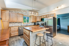  Ad# 27098 lake house for rent on LakeHouseVacations.com, lakehouse, lake home rental, lakehome for rent, vacation, holiday, lodging, lake