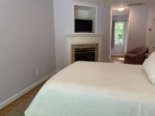 Lakehouse Vacation Rental - Lake Homes for rent on LakeHouseVacations.com, Lake property, Lake House Lake House Oak Rest At Water's Edge, Bedroom 4 Master Bedroom - Upper Level
Lakeview w/ private deck
Fireplace, on Kerr Lake / Buggs Island in Virginia - Lakehouse Vacation Rental - Lake Home for rent on LakeHouseVacations.com