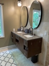 Lakehouse Vacation Rental - Lake Homes for rent on LakeHouseVacations.com, Lake property, Lake House Lake House Oak Rest At Water's Edge, Bathroom 2 - Attached to Master Bedroom 3.
Shower and Bathtub, on Kerr Lake / Buggs Island in Virginia - Lakehouse Vacation Rental - Lake Home for rent on LakeHouseVacations.com