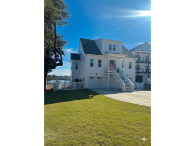 Lake House Heaven's Waterfront Retreat Located in Sneads Ferry , , on  in North Carolina - Lakehouse Vacation Rental - Lake Home for rent on LakeHouseVacations.com