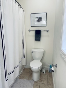 Lake House Eagles View, Bathroom attached to Bedroom 1, on Kerr Lake / Buggs Island in Virginia - Lakehouse Vacation Rental - Lake Home for rent on LakeHouseVacations.com