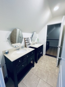 Lake House Eagles View, Bathroom attached to Bedroom 3, on Kerr Lake / Buggs Island in Virginia - Lakehouse Vacation Rental - Lake Home for rent on LakeHouseVacations.com