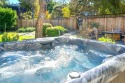 Villa MimosaWalk to River! Fun & Large Family Cabin! YardHotTubDogWiFi , on , Lake Home rental in California